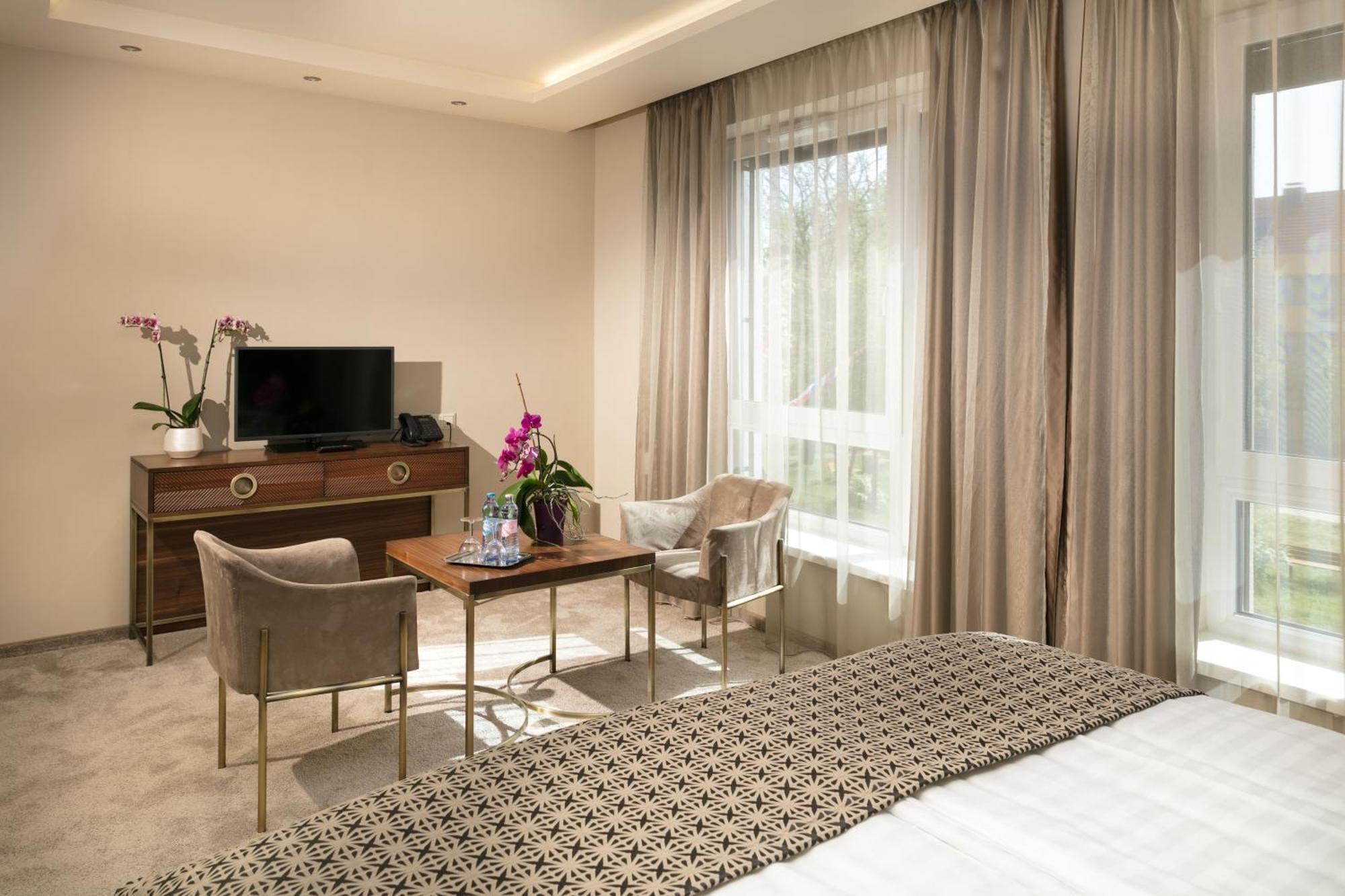 Hotel Kalvaria Superior Gyor Bagian luar foto