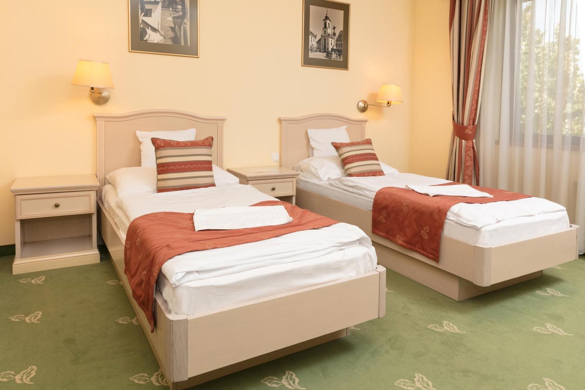 Hotel Kalvaria Superior Gyor Bagian luar foto