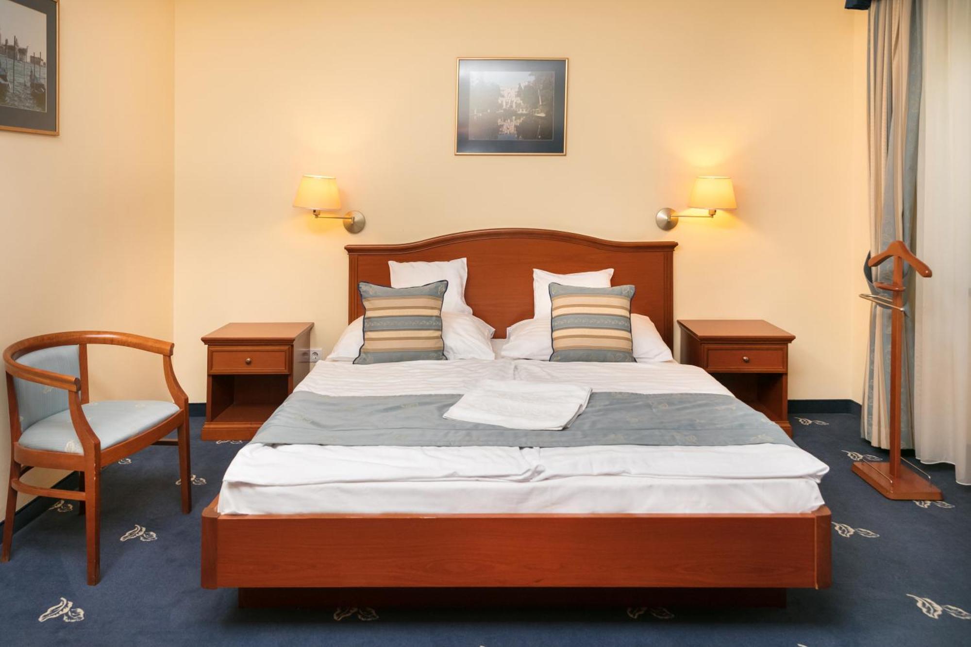 Hotel Kalvaria Superior Gyor Bagian luar foto