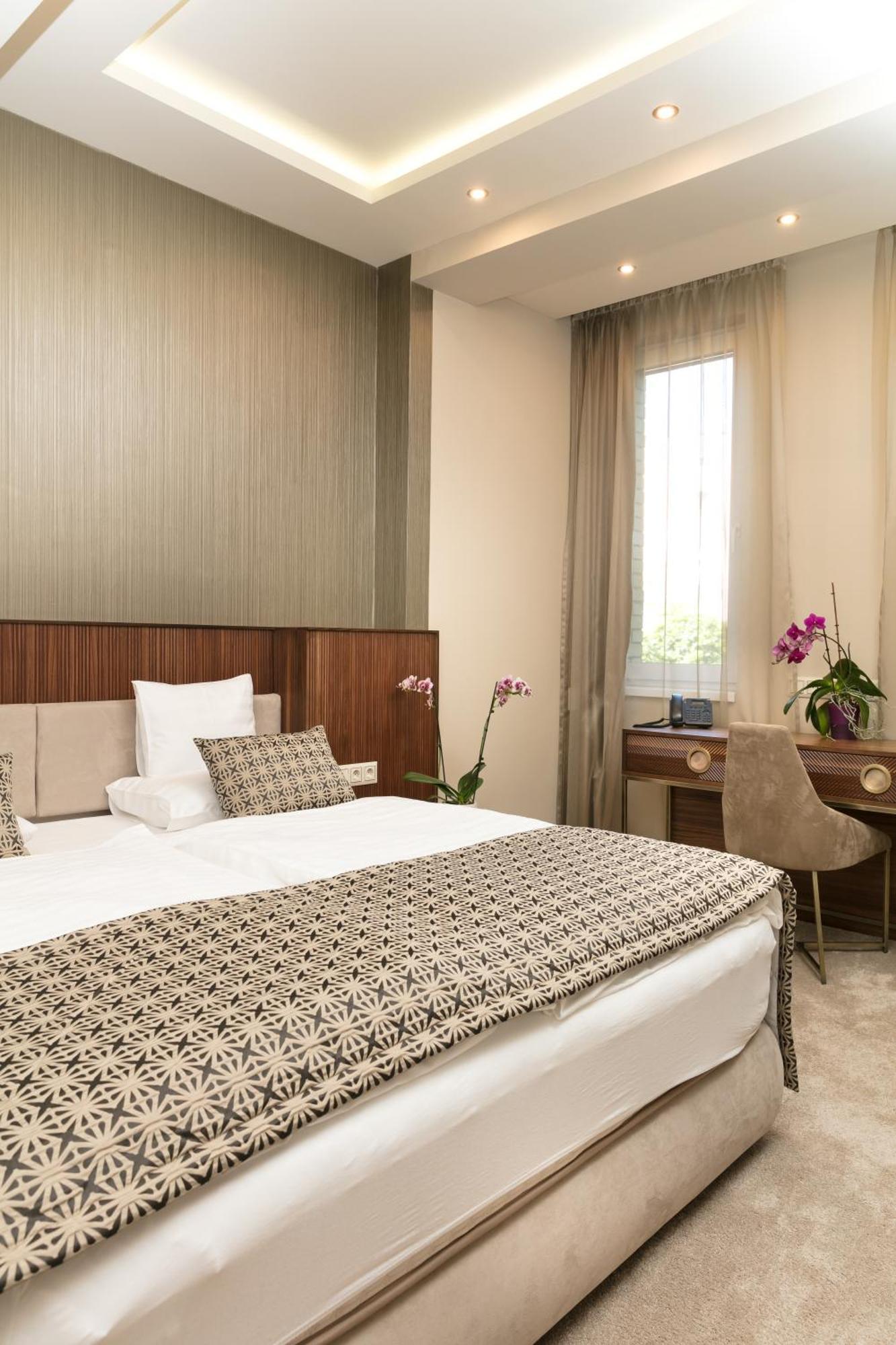 Hotel Kalvaria Superior Gyor Bagian luar foto