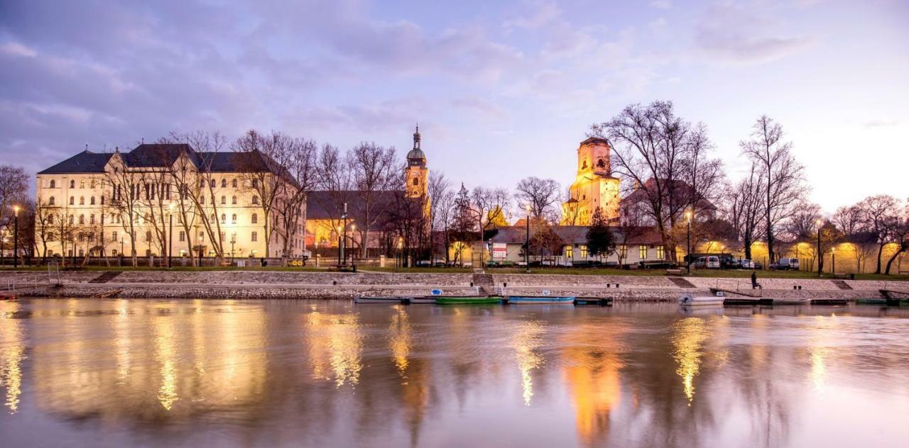 Hotel Kalvaria Superior Gyor Bagian luar foto